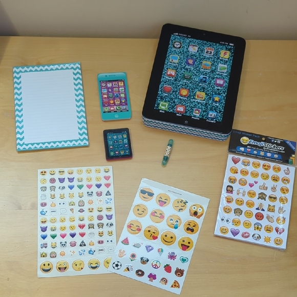 Emoji Accessories Set In Tin New - Picture 2 of 12